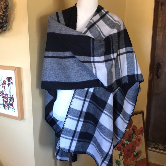 WOOLRICH Size OSFA Poncho Wrap - Blanket wrap PLAID Gray & Black $118 NEW - Picture 2 of 16